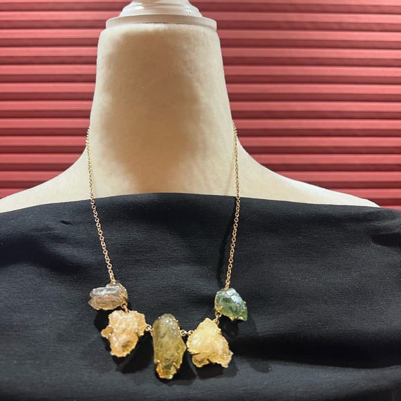 Jewelry - Elegant Gold and Green Stone Necklace